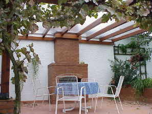 berdachung eines Grillplatzes mit Leimholz und Doppelstegplatten, Holzart Tanne endbehandelt, Farbton Teak