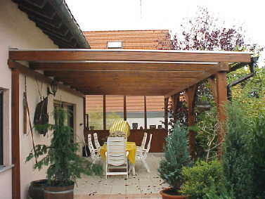 berdachung einer Terrasse mit Leimholz und Doppelstegplatten, Holzart Tanne endbehandelt, Farbton Teak