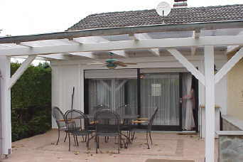 berdachung einer Terrasse mit Leimholz und Doppelstegplatten, Holzart Tanne endbehandelt, Farbton wei