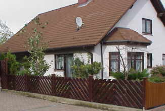 Gartenzaun gefertigt aus Merantiholz, farblich endbehandelt, Farbton Palisander