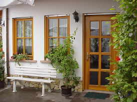 Fenster und Nebeneingangstr mit echten glasteilenden Sprossen, Farblich endbehandelt, Farbton Kiefer
