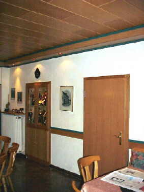 Ausbau einer Gastwirtschaft, Holzdecke mit umlaufender Lampenbord, sowie Glasvitrine, Einbauschrank und Innentren, Holzart Buche endbehandelt