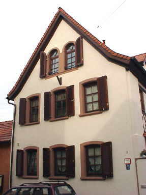Fenster aus Kiefernholz mit echten glasteilenden Sprossen. Klapplden aus Kiefernholz. Fenster und Lden farblich endbehandelt, Farbton Teak